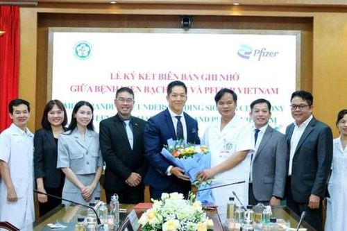 Pfizer Việt Nam và Bệnh viện Bạch Mai ký biên bản ghi nhớ tăng cường hợp tác chăm sóc sức khỏe