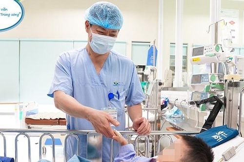 Bé trai bị cán qua người ở Nam Định hồi phục tốt, sắp được xuất viện