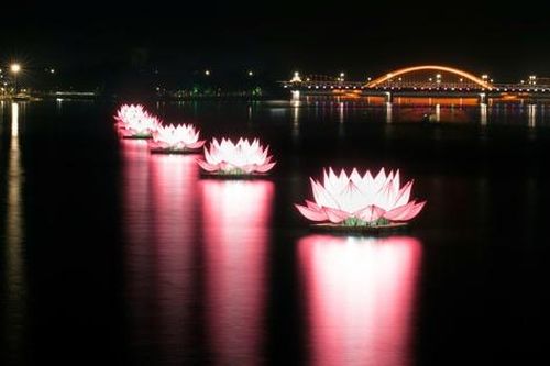 Ngắm 7 đóa sen khổng lồ mừng Đại lễ Phật đản Vesak trên sông Hương