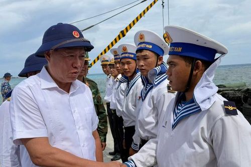 Thêm yêu biển đảo và chiến sĩ Hải quân trong hải trình đặc biệt đến với Trường Sa