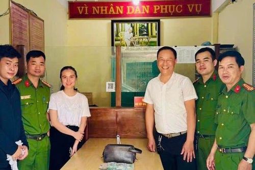 Nhặt được ví có gần nửa tỷ đồng, quyết định của quản lý nhà hàng khiến nhiều người bất ngờ