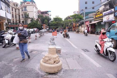 Tự ý đổ 5 trụ bê tông 'chình ình' trước chung cư Lilama, xử lý thế nào?