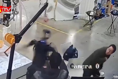 Robot AI mất kiểm soát tấn công người
