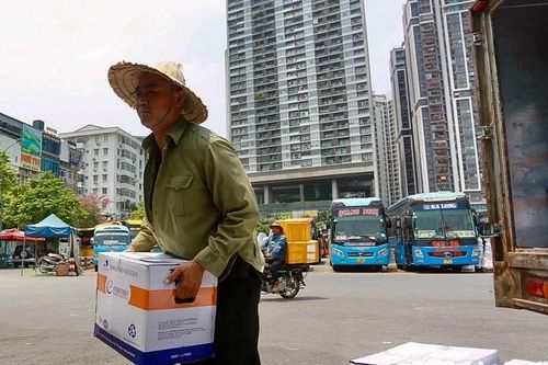 Người dân vất vả mưu sinh dưới cái nắng nóng đầu mùa