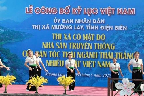 Nhà sàn người Thái trắng ở Mường Lay được trao bằng kỷ lục quốc gia