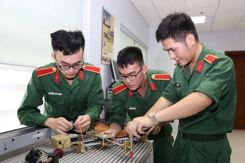 Ưu tiên phát triển nguồn nhân lực chất lượng cao cho tổ hợp công nghiệp quốc phòng