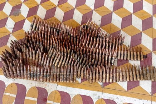 Đà Nẵng: Người dân phát hiện và giao nộp hơn 400 viên đạn cho công an