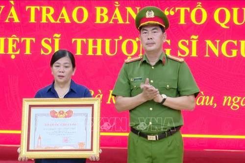 Trao Bằng 'Tổ quốc ghi công' đến thân nhân Liệt sĩ, Thượng sĩ Nguyễn Ngọc Minh Nhật