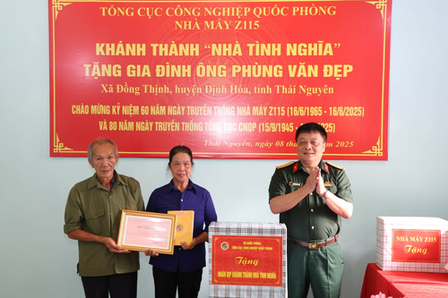 Nhà máy Z115 trao tặng nhà tình nghĩa, nhà đồng đội tại Thái Nguyên