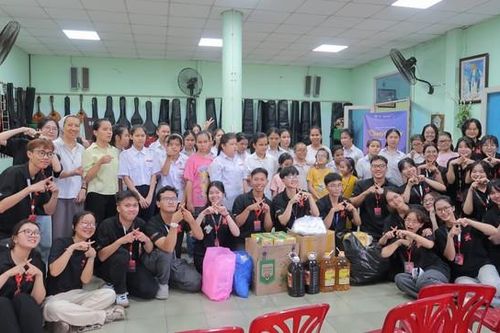 Mang yêu thương đến trẻ em khiếm thị