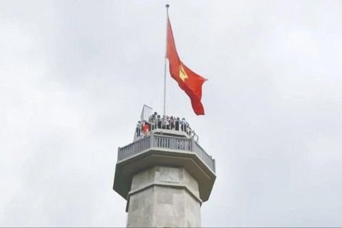 Lễ thượng cờ và gắn biển công trình cột cờ A Pa Chải