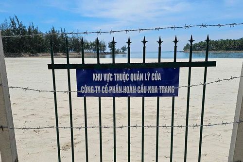 Tháo dỡ rào kẽm gai chắn bãi biển ở Nha Trang