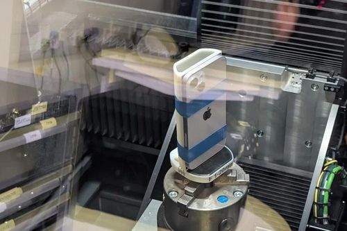 Cảnh tượng giật mình bên trong 'phòng tra tấn' iPhone bí mật của Apple