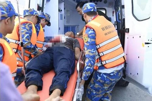 Kịp thời cứu nạn thuyền viên bị cán nát bàn tay trên biển