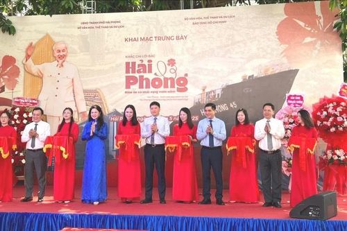 Trưng bày gần 400 hình ảnh, tư liệu, hiện vật quý về TP Hải Phòng