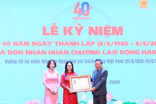 Tạp chí Người Hà Nội đón nhận Huân chương Lao động hạng Nhì