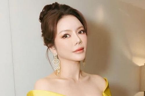 Lý Nhã Kỳ khoe vóc dáng gợi cảm khi dự Triển lãm của 'vua ngọc bích' Soofeen Hu