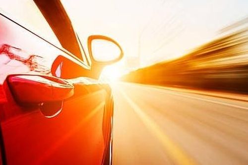 Những đồ vật không nên để lại trong xe ô tô dưới thời tiết nắng nóng