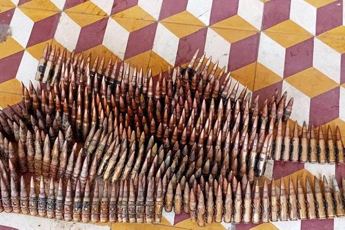 Phát hiện hơn 400 viên đạn khi đào móng nhà, người dân giao nộp cho công an