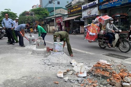 Hà Nội: Phá dỡ loạt trụ bê tông án ngữ trước chung cư