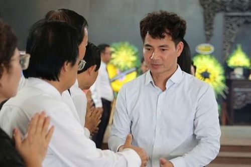 NSND Xuân Bắc và đồng nghiệp tiễn đưa PGS.TS Nguyễn Lân Cường về nơi an nghỉ