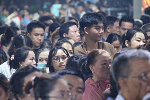 Thức đêm, ngủ lại ngay khuôn viên chùa để được chiêm bái xá lợi Đức Phật