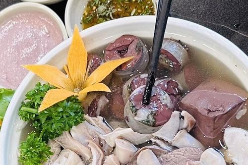 Ba không khi ăn lòng lợn