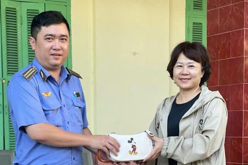 Bất ngờ trong chiếc túi màu trắng bỏ quên dưới gối trên tàu hỏa
