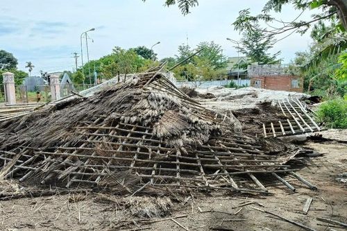 Nhà truyền thống hơn 3 tỷ đồng đổ sập hoàn toàn sau luồng gió mạnh đầu mùa
