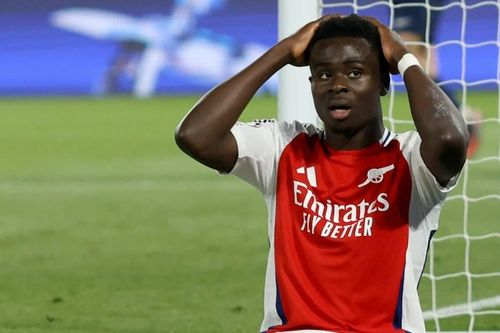 Saka sẽ mất ngủ vì pha bỏ lỡ khó tin trước PSG