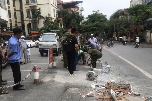 5 trụ bê tông 'mọc' trước chung cư ở Hà Nội, chính quyền phải chỉ đạo khẩn