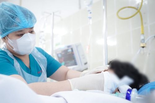 Bé trai 10 tuổi bị nhánh cây rơi trúng đầu phải thở máy, phản xạ ánh sáng yếu