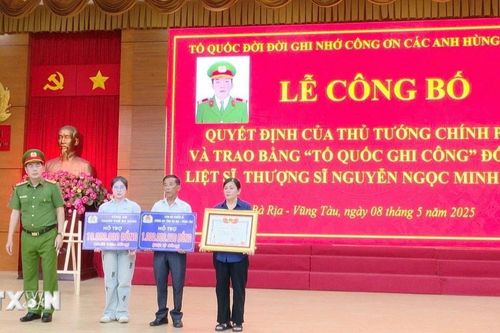 Trao bằng 'Tổ quốc Ghi công' cho thân nhân Liệt sỹ Nguyễn Ngọc Minh Nhật