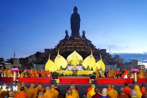 Vesak: Cầu nguyện hòa bình thế giới và trồng 108 cây Bồ Đề tại núi Bà Đen