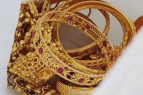 Phát hiện chiếc túi chứa số vàng trị giá 668 triệu đồng vứt gần nhà chú rể
