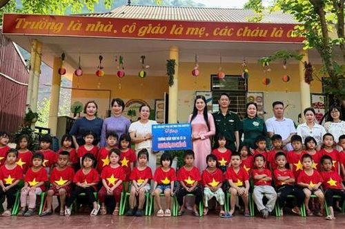 Hội LHPN tỉnh Thái Nguyên 'Đồng hành cùng phụ nữ biên cương' ở Điện Biên