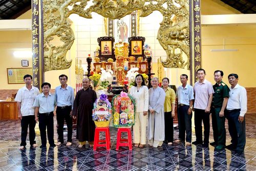 Bí thư Huyện ủy An Phú thăm và chúc mừng Đại lễ Phật đản