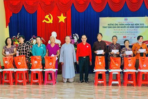 Hội Chữ thập đỏ tỉnh An Giang trao tặng 185 phần quà cho người nghèo huyện Phú Tân