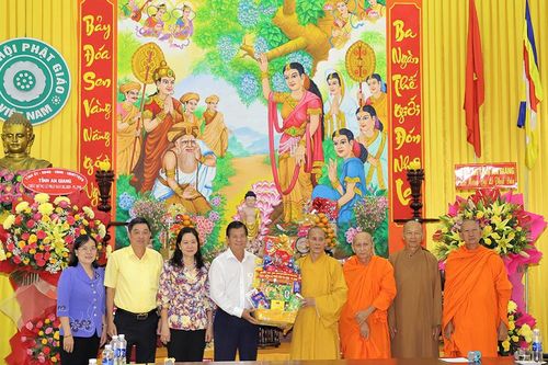 Lãnh đạo TP. Long Xuyên thăm, tặng quà cơ sở tôn giáo