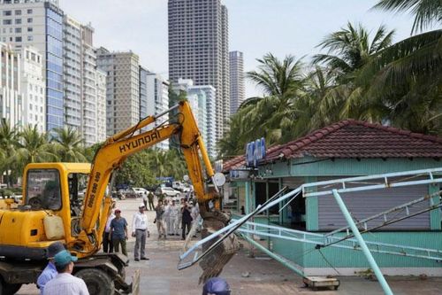 Cưỡng chế, tháo dỡ 7 quầy hàng ẩm thực, giải khát tại khu vực công viên Biển Đông