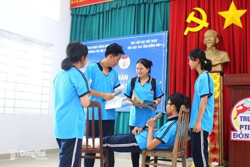 Tăng mức trợ cấp cho học sinh dân tộc thiểu số, miền núi
