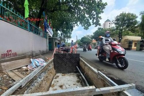Hố gas nguy hiểm trước cổng Trường tiểu học Nguyễn Du và Trường mẫu giáo Thanh Bình