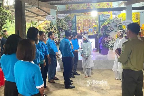 Công đoàn thăm hỏi, động viên gia đình nhân viên bảo vệ rừng bị bò tót húc tử vong