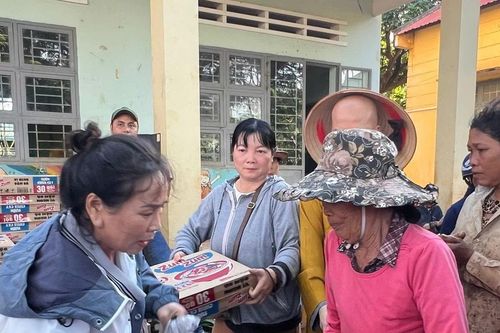 Tặng 700 suất quà cho người nghèo, khó khăn huyện Chư Sê