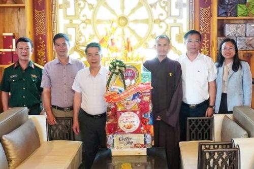 Lãnh đạo TP Bảo Lộc thăm, tặng quà các cơ sở Phật giáo nhân dịp Lễ Phật đản năm 2025