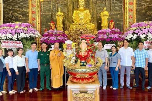 Lãnh đạo huyện Bảo Lâm thăm, tặng quà các cơ sở Phật giáo nhân dịp Lễ Phật đản năm 2025