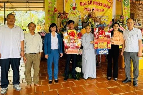 Lãnh đạo huyện Lâm Hà thăm, tặng quà các cơ sở Phật giáo