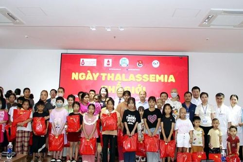 Trao 100 phần quà cho các bệnh nhân nhân Ngày Thalassemia