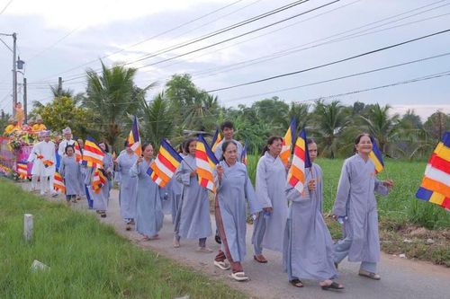 Tiền Giang: Chùa Trường Phước tổ chức bộ hành cung rước tôn tượng Đức Phật đản sinh