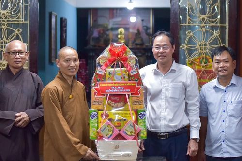 Đoàn lãnh đạo Ủy ban MTTQVN TP.HCM thăm, chúc mừng Phật đản đến Ban Trị sự Phật giáo Q.1